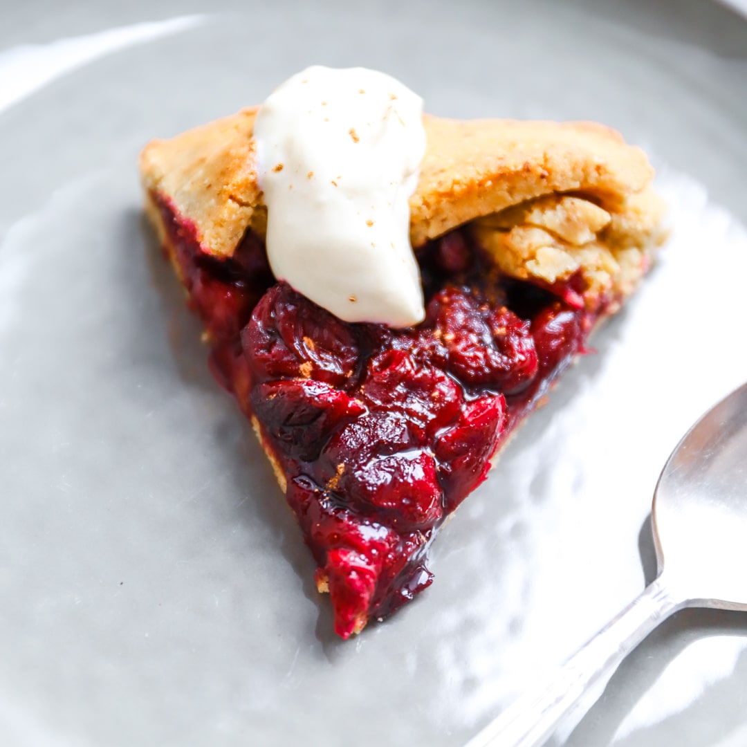 Low-Carb & Keto Galette mit Sauerkirschen
