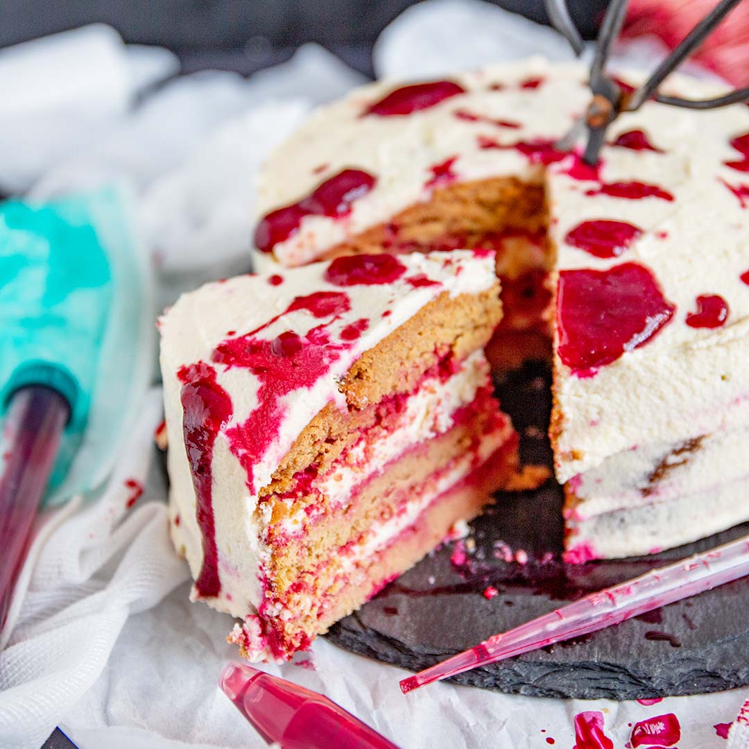 Low-Carb & Keto Halloween – blutige Red Velvet Torte