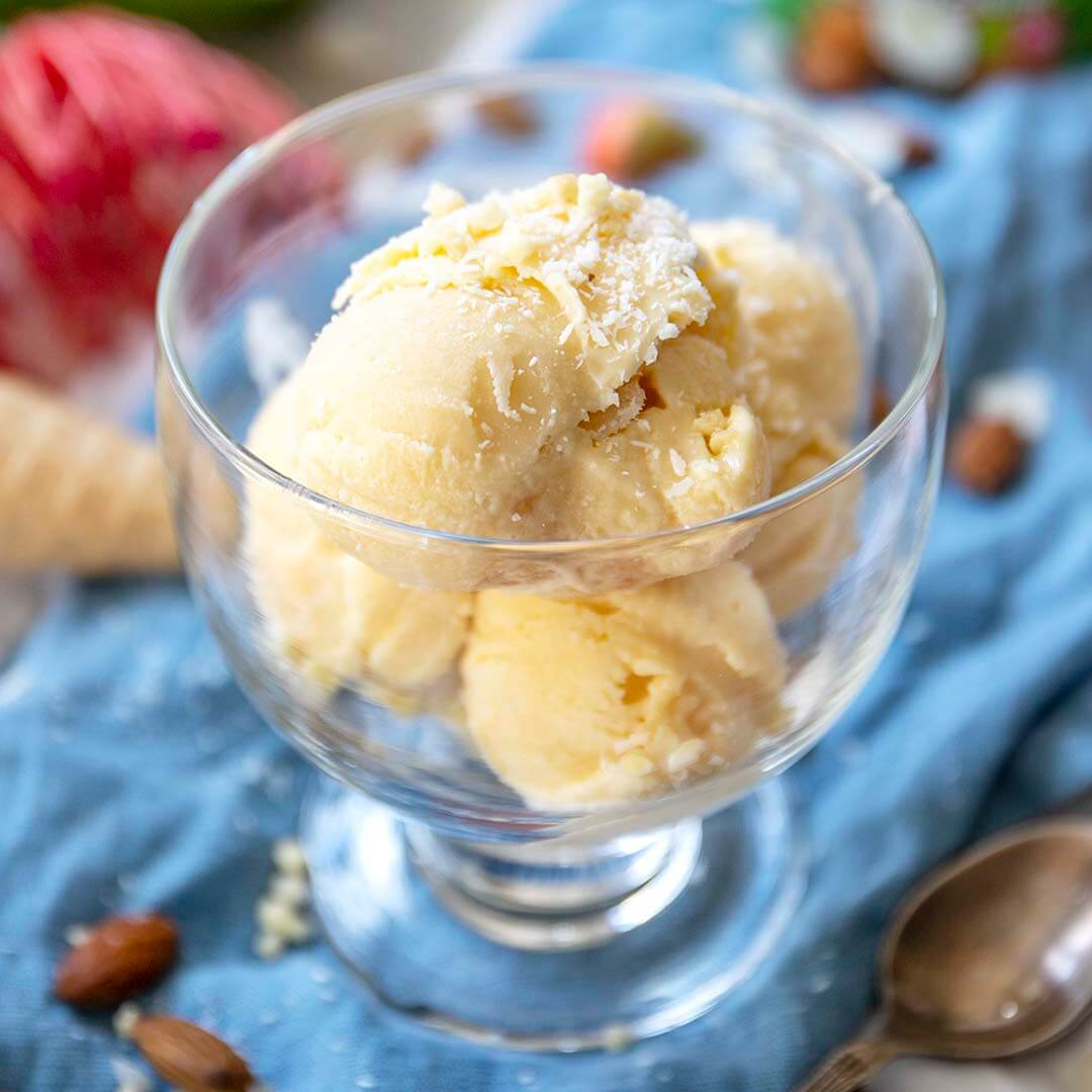Einfaches Keto Kokoseis „Raffaello Style“