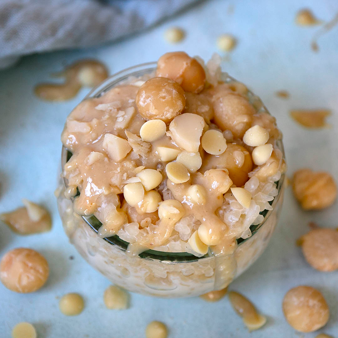 Low-Carb Macadamia-Milchreis mit weißer Schokolade