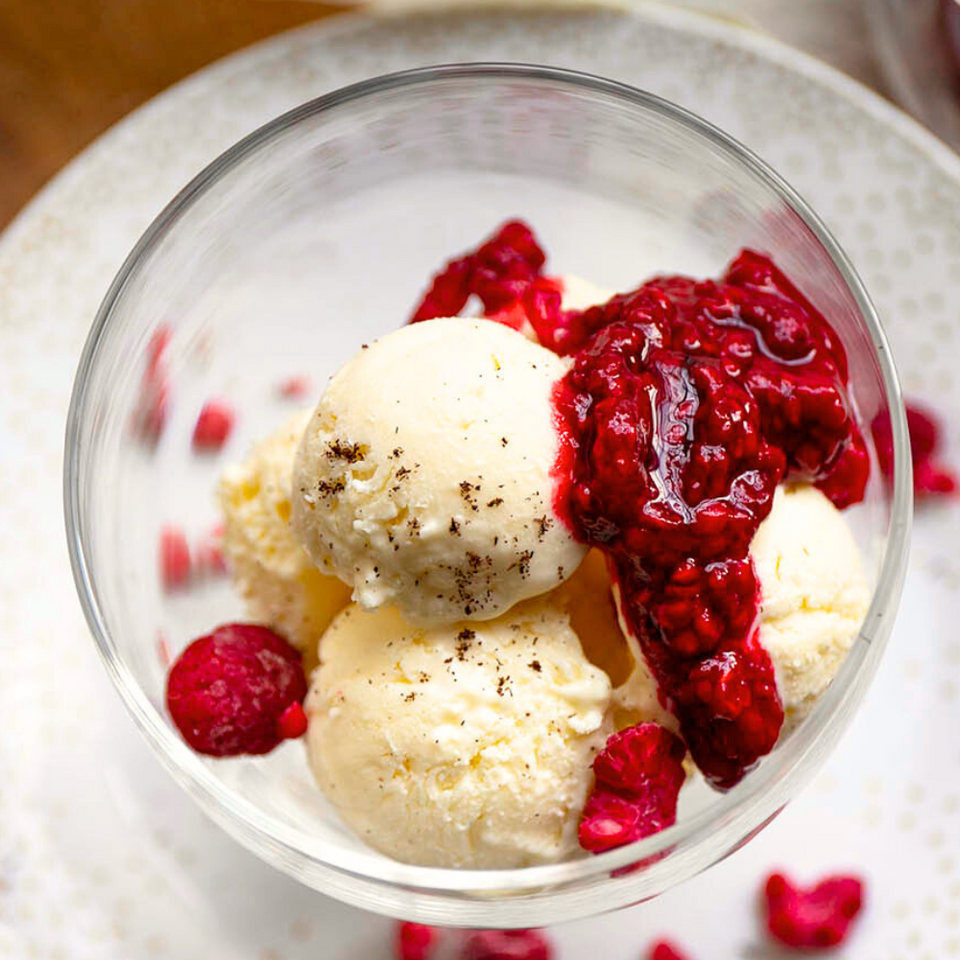 Low-Carb & Keto Vanilleeis mit heißen Himbeeren