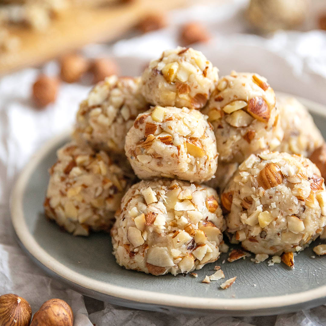 Vegane & Low-Carb Haselnuss-Protein-Bällchen mit weißer Schokolade