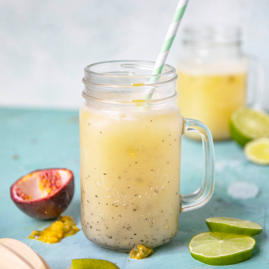 Fruchtige Low-Carb Passionsfrucht-Limonade