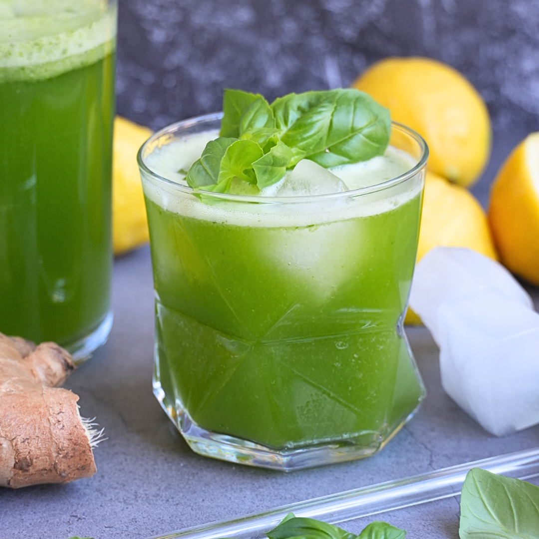 Keto Sommerdrink mit Ingwer und Basilikum