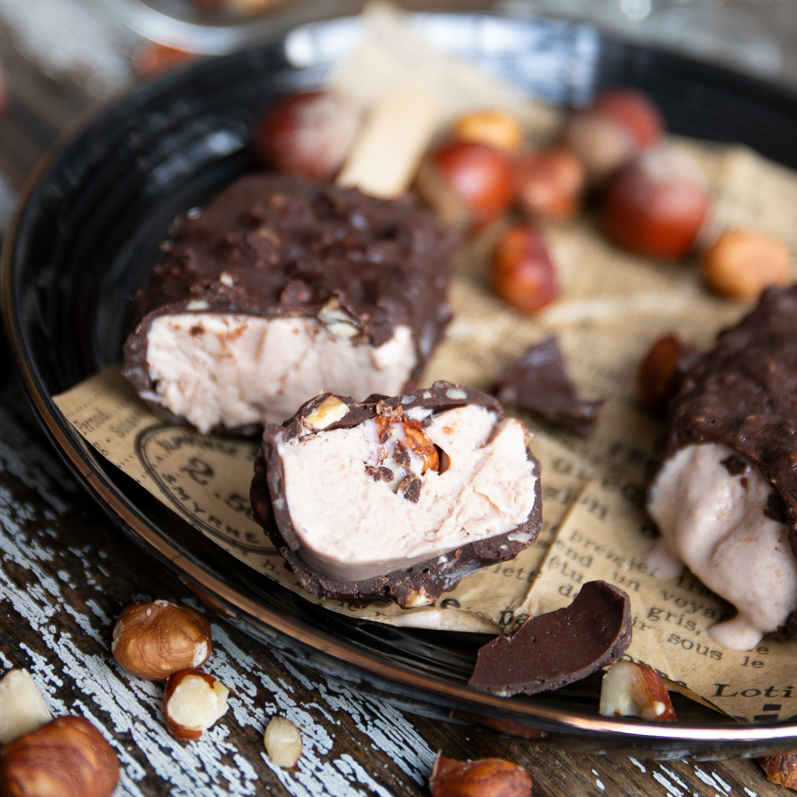 Low-Carb Haselnusseis am Stiel im Rocher-Style