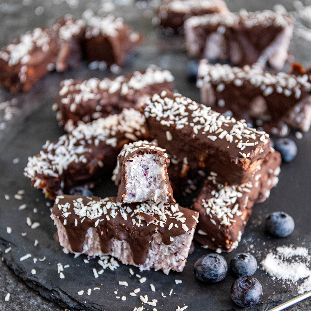 Low-Carb & Keto Kokos-Blaubeer-Riegel