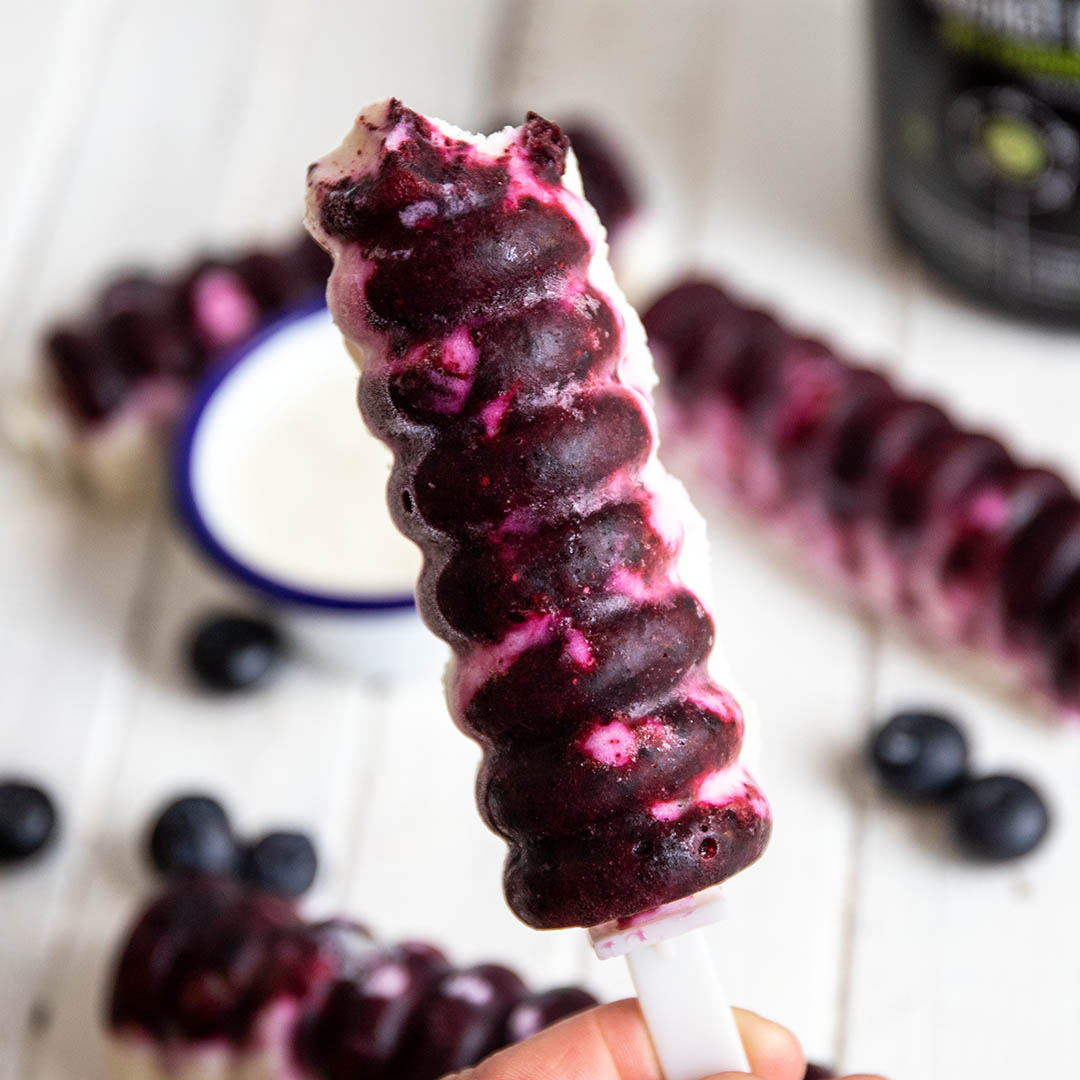 Veganes Low-Carb MCT-Joghurteis mit Blaubeeren
