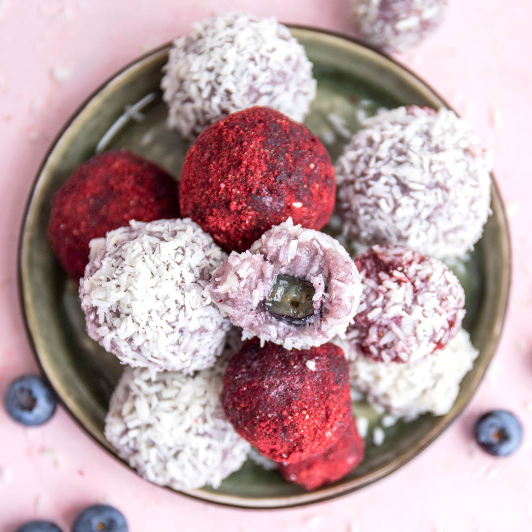 Low-Carb & Keto Blaubeer-Kokos-Powerballs