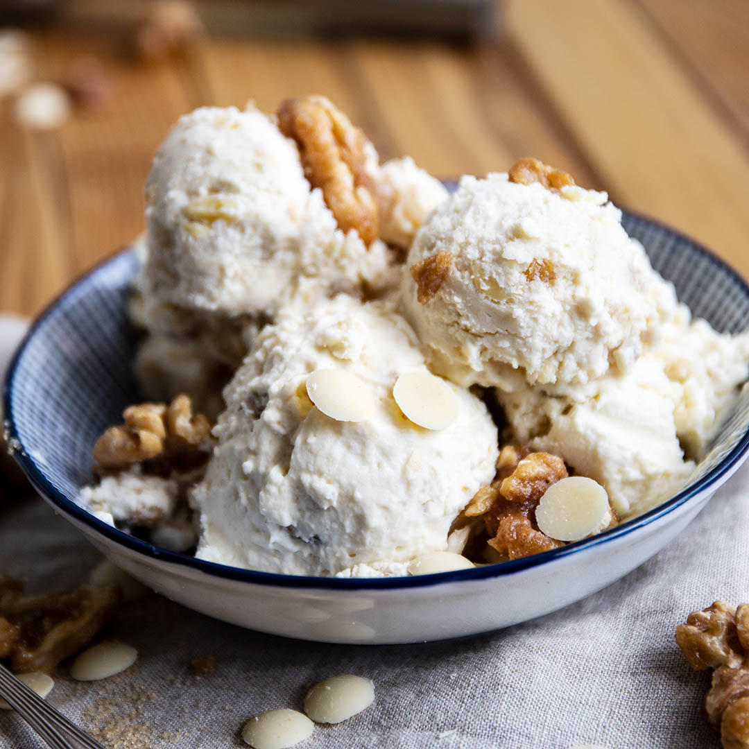 Weißes Low-Carb & Keto Schokoladen-Walnuss-Eis