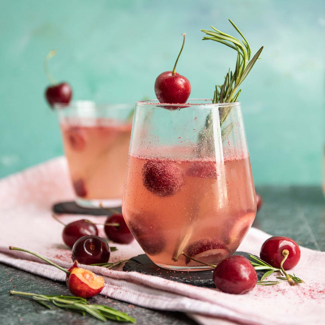 Low-Carb Kirsch-Rosmarin-Bowle