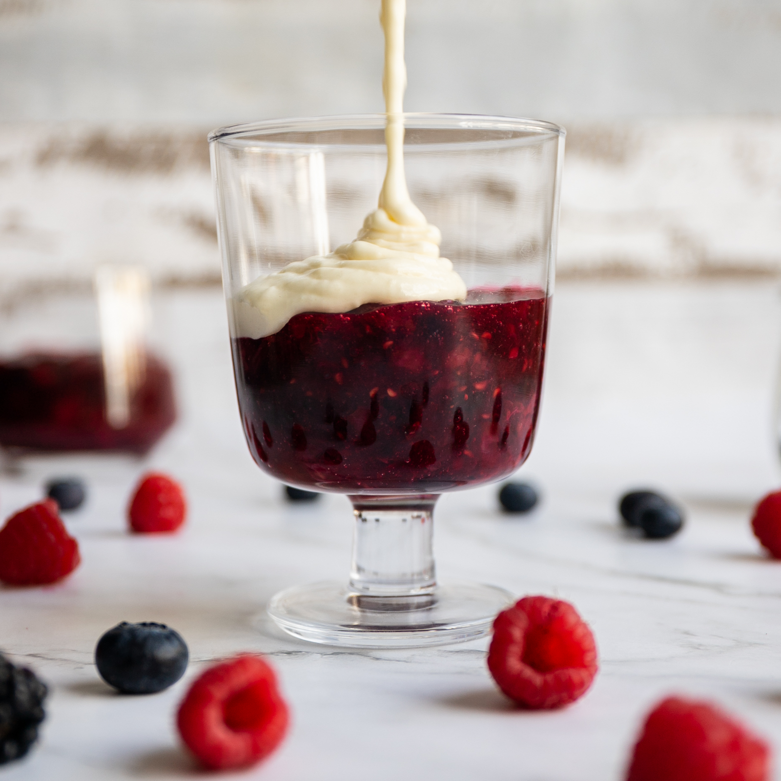 Low-Carb & Keto Rote Grütze mit Vanillesoße