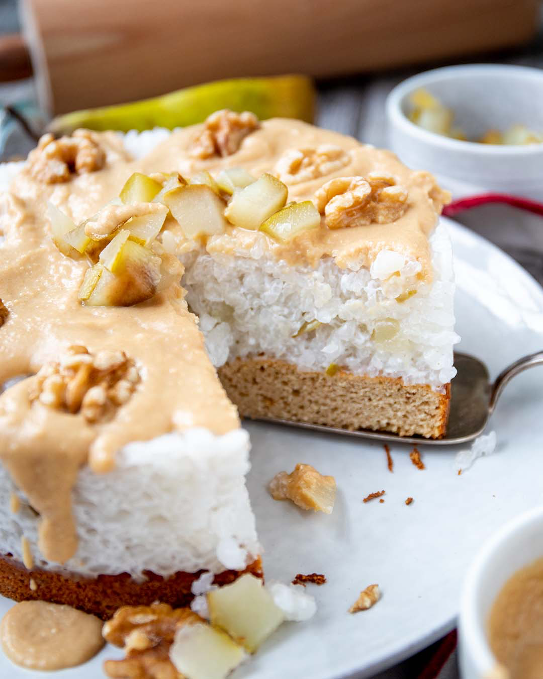 Winterliche Low-Carb & Keto Milchreis-Torte mit Birnen & Karamellsoße