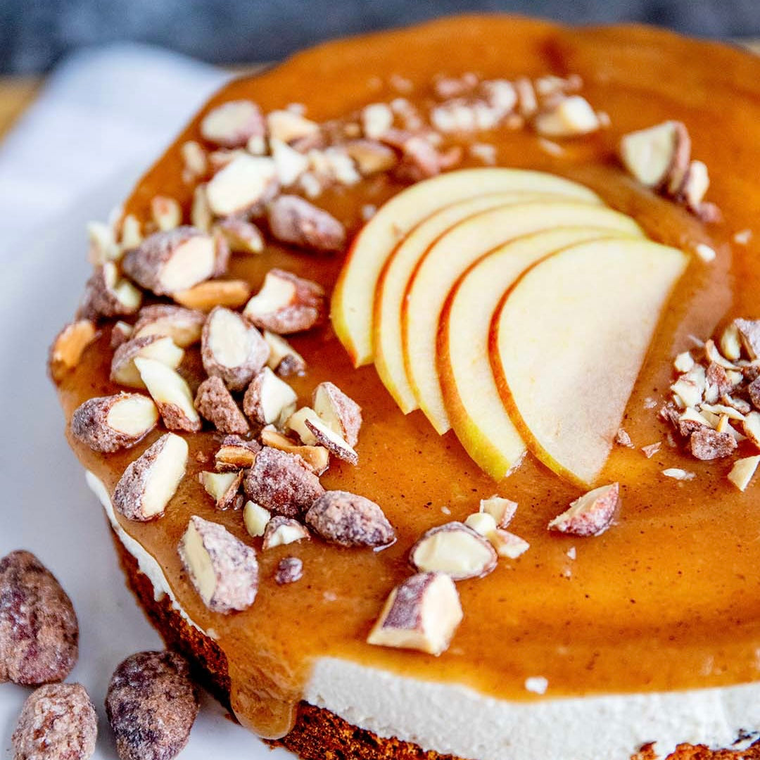 Low-Carb & Keto Bratapfel-Torte mit gebrannten Mandeln