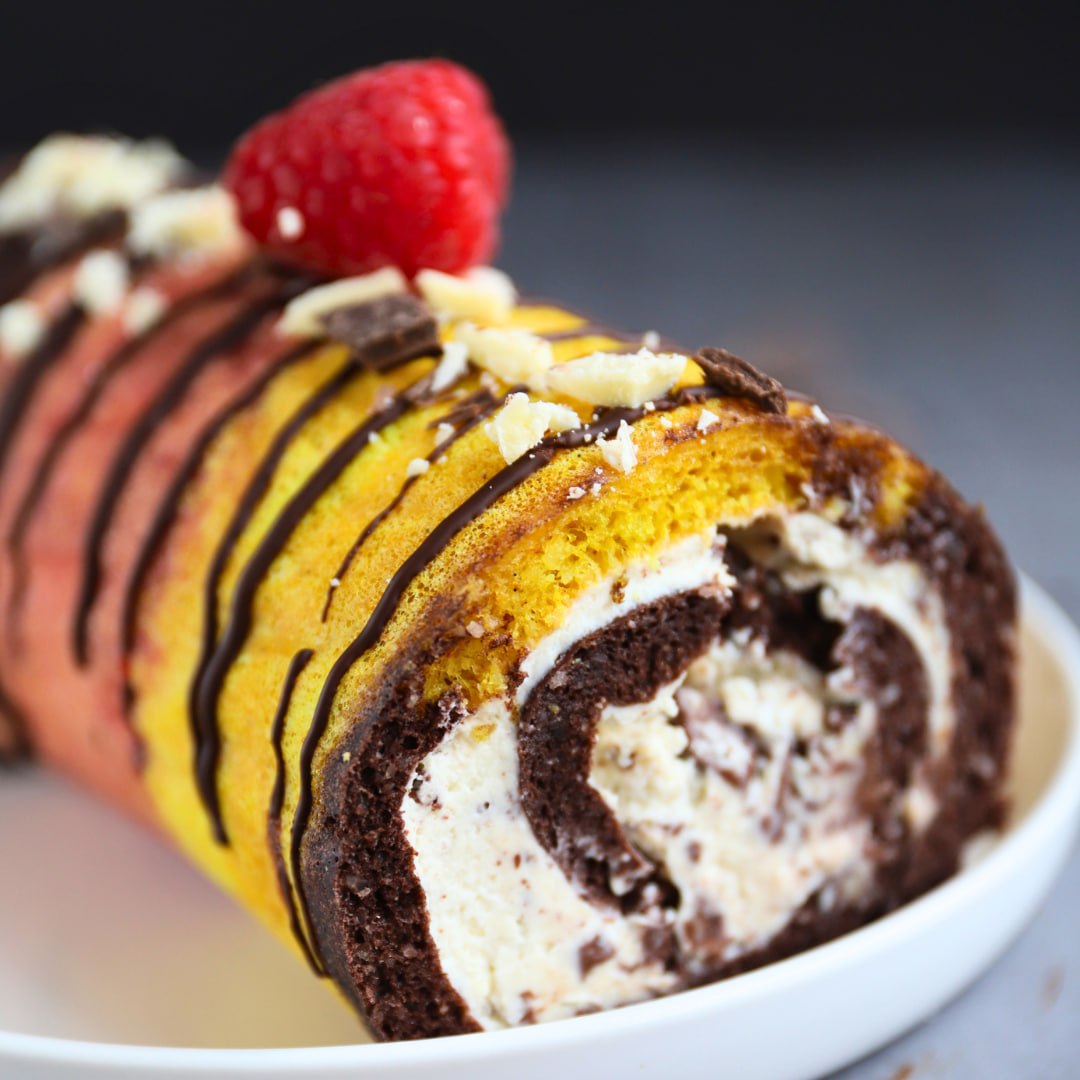 Low-Carb & Keto Deutschland-Biskuitrolle mit Stracciatella-Creme