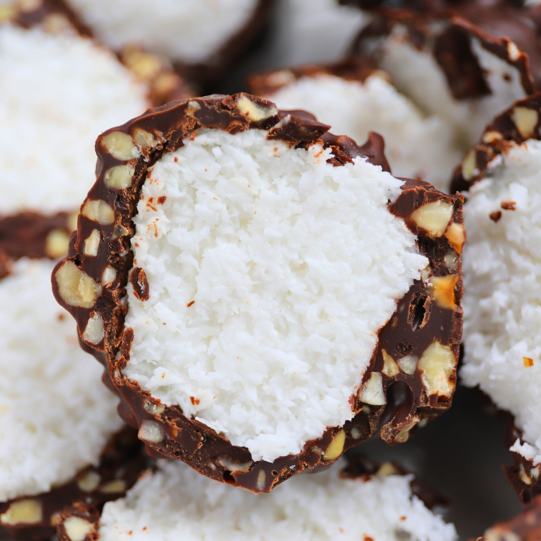 Low-Carb Schoko-Kokos-Kugeln mit Haselnusscrunch