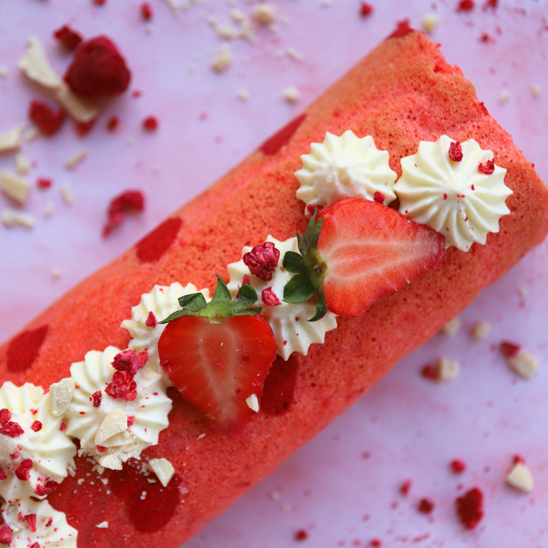 Pinke Low-Carb Biskuitrolle mit Herzen