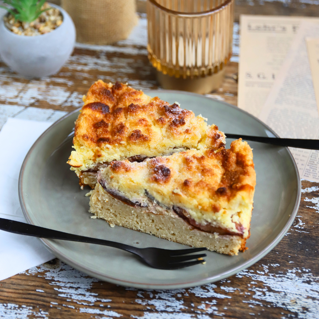 Low-Carb Pflaumen-Cheesecake-Kuchen mit Streusel