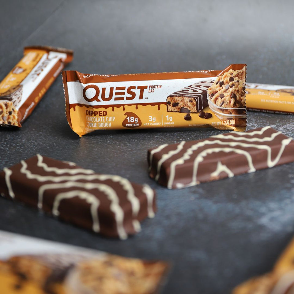 Überzogener Cookie Dough Quest Proteinriegel