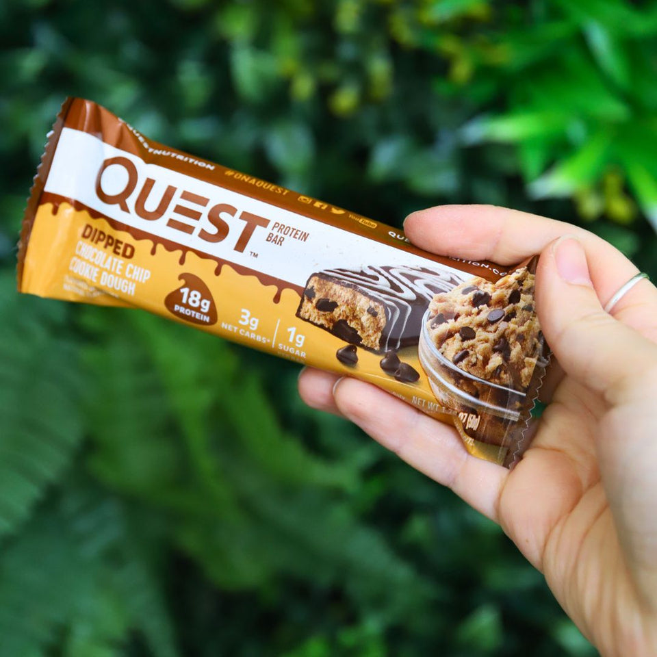 Überzogener Cookie Dough Quest Proteinriegel
