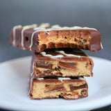 Überzogener Cookie Dough Quest Proteinriegel