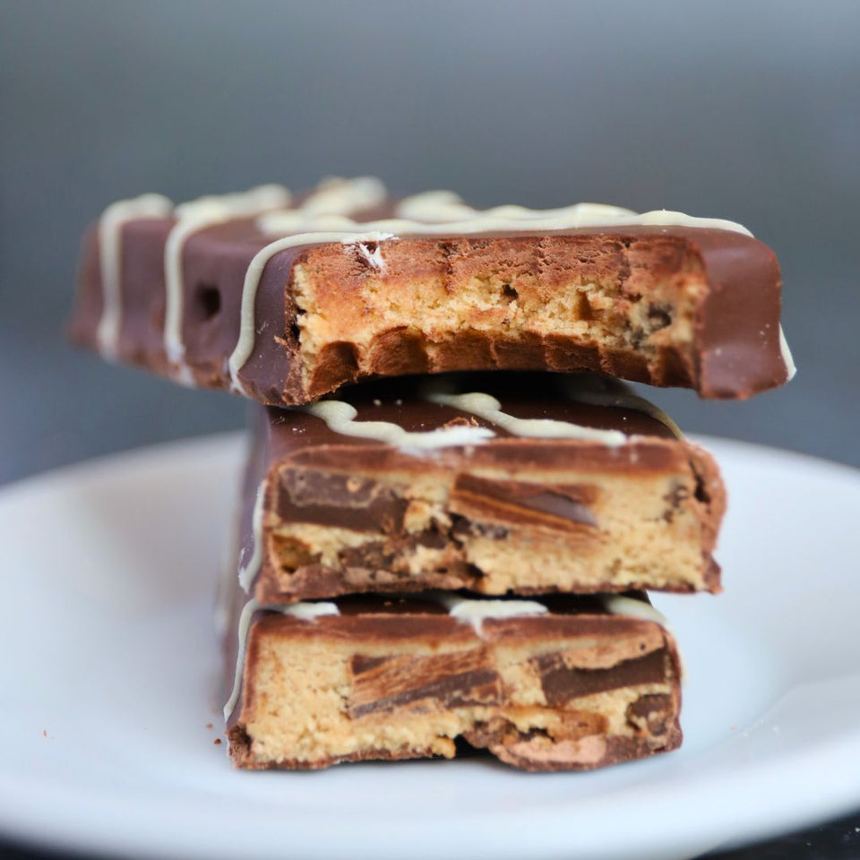 Überzogener Cookie Dough Quest Proteinriegel