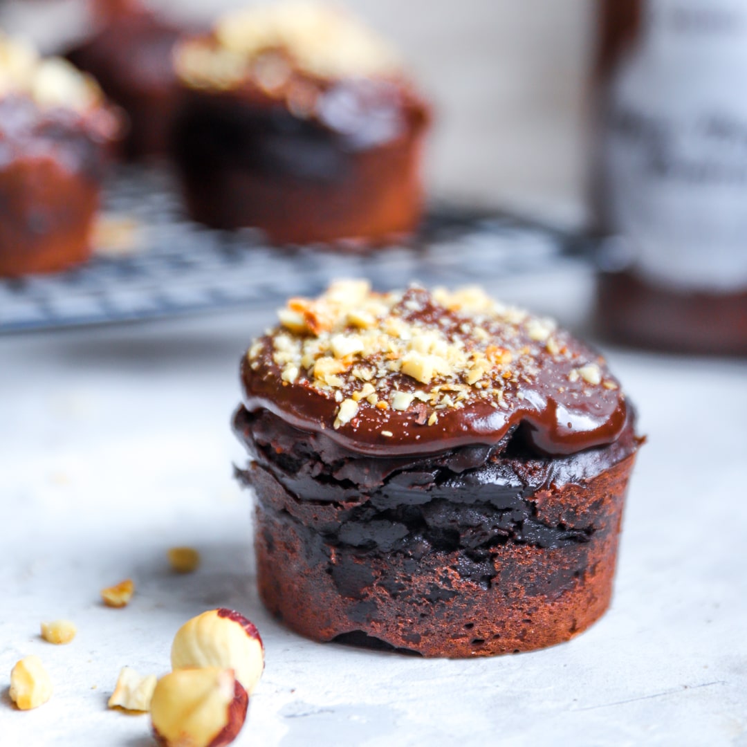 Low-Carb Cupcakes mit Nuss-Nougat-Füllung alla Rocher