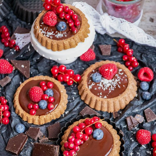 Schokoladige Low-Carb & Keto Tartelettes mit Beeren