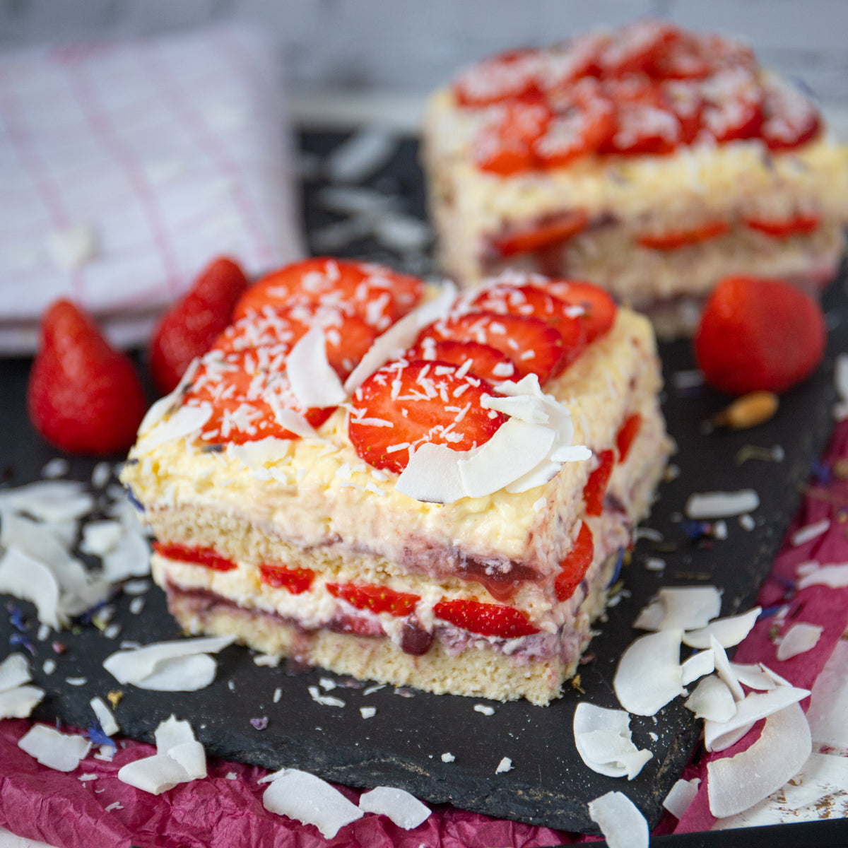 Low-Carb & Keto Erdbeer-Kokos-Tiramisu