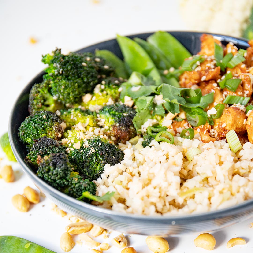 Low-Carb Blumenkohl-Reis-Bowl mit Chicken Teriyaki
