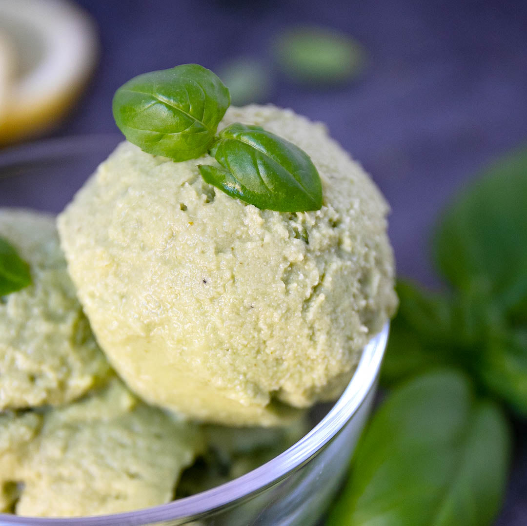 Low-Carb & Keto Basilikum-Zitronen-Eis