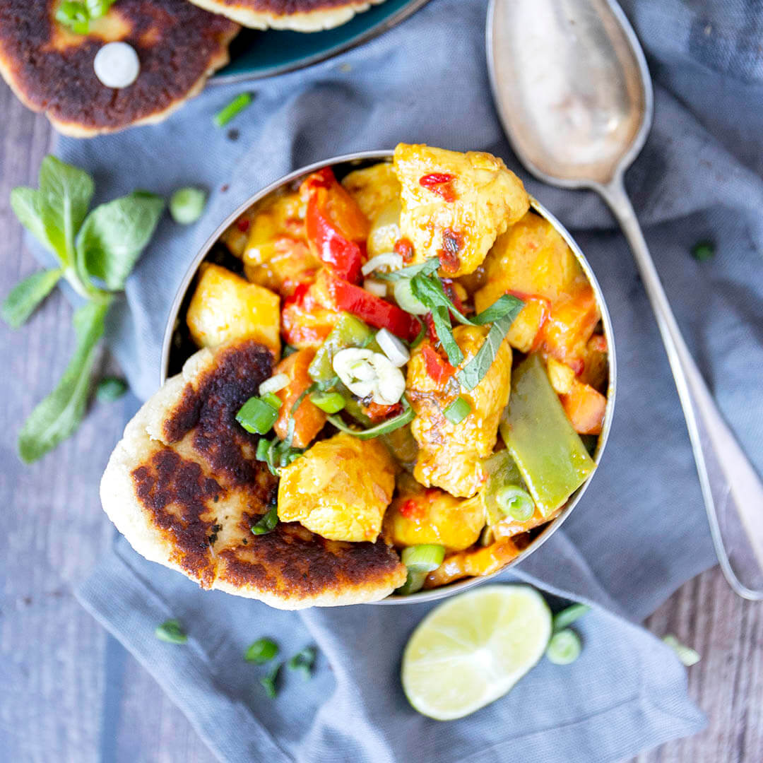 Ketogenes Hähnchen Curry mit Naan-Brot