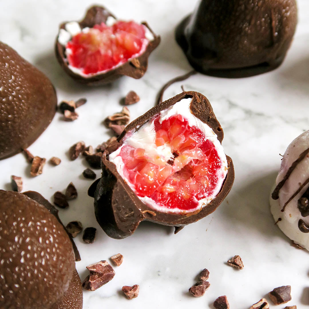 Zuckerfreie schokolierte Himbeeren
