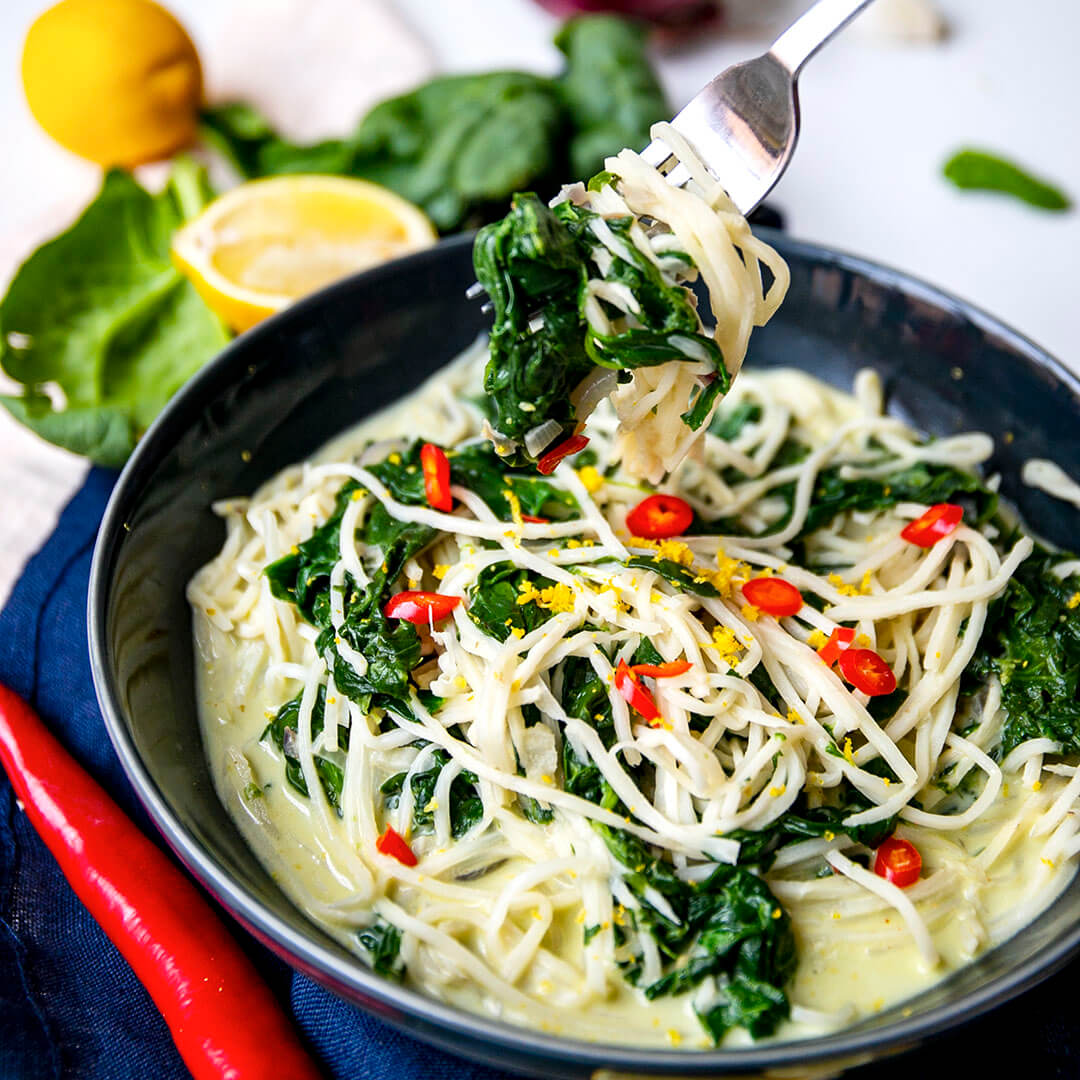 Low-Carb & Vegan One-Pot-Spaghetti mit Zitrone & Spinat