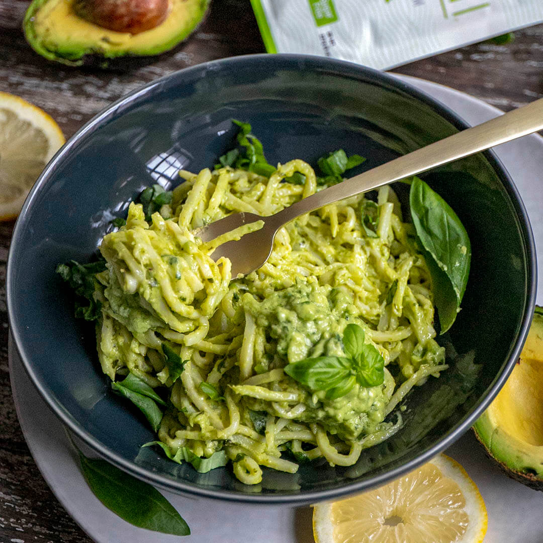 Vegane Keto Pasta mit Avocado-Pesto