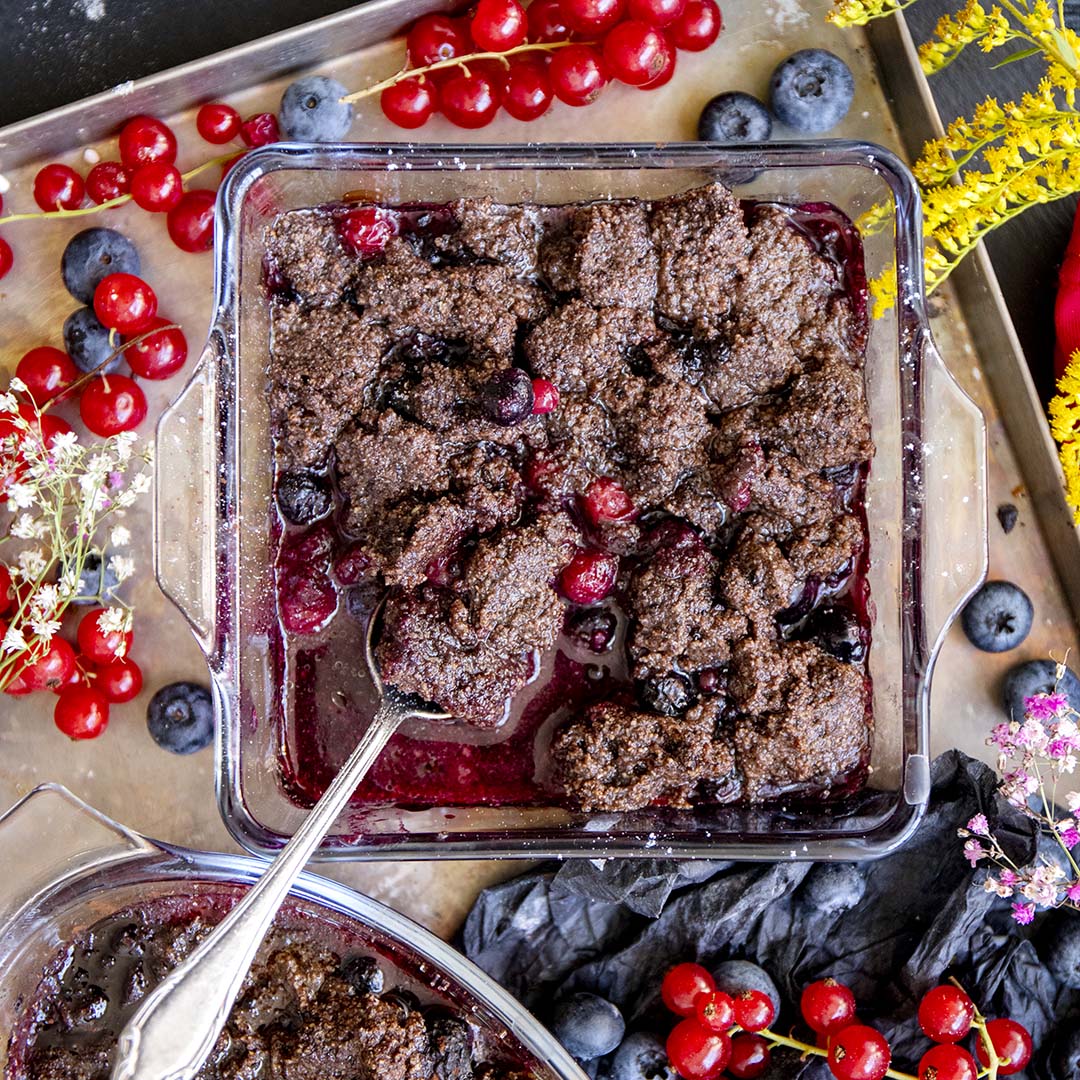 Low-Carb & Keto Schoko-Crumble auf Beeren