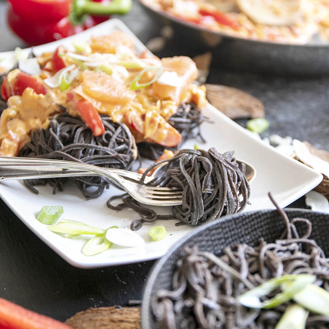 Schwarze Low-Carb Pasta mit Kokossoße und Lachs