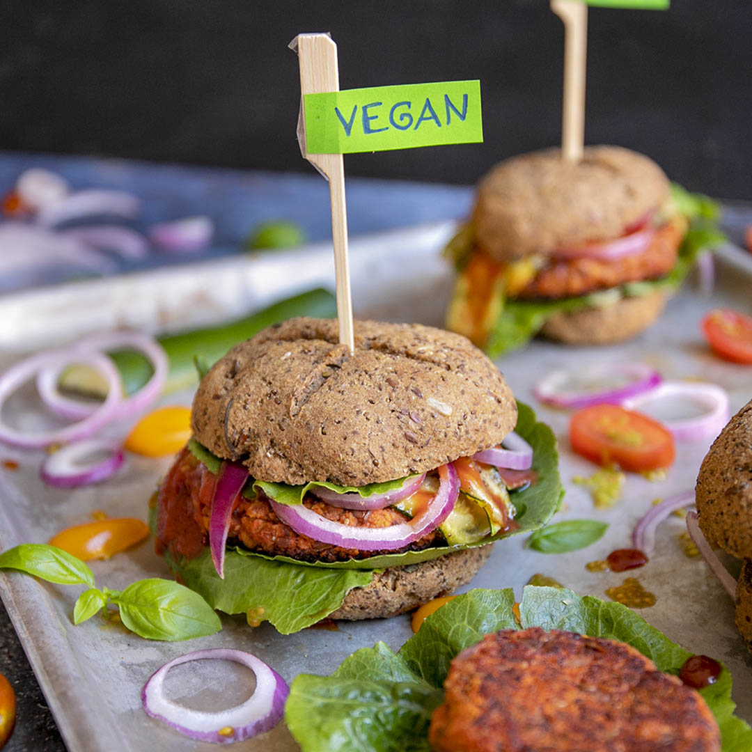 Veganer Keto Burger mit Sonnenblumenhack