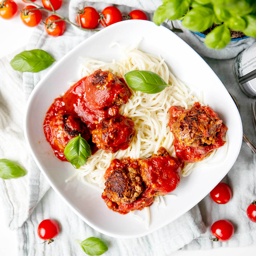 Low-Carb Spaghetti mit veganen Hackbällchen in Tomatensoße