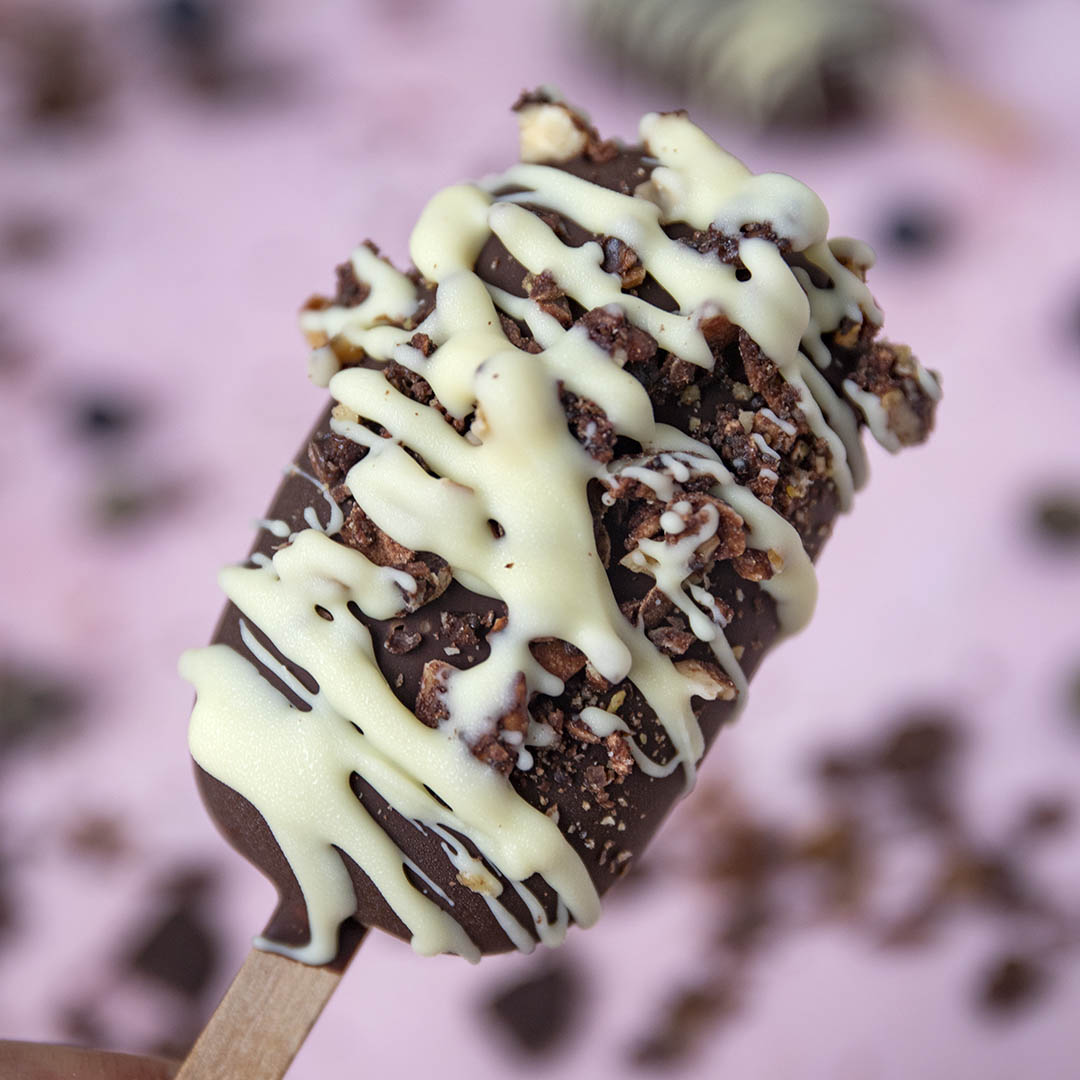 Low-Carb & Keto Waldbeereis mit Schoko-Crunch