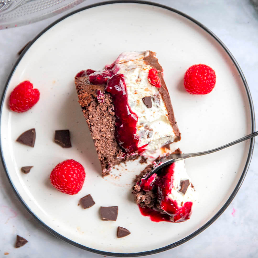 Low-Carb & Keto Waldbeere-Stracciatella-Torte