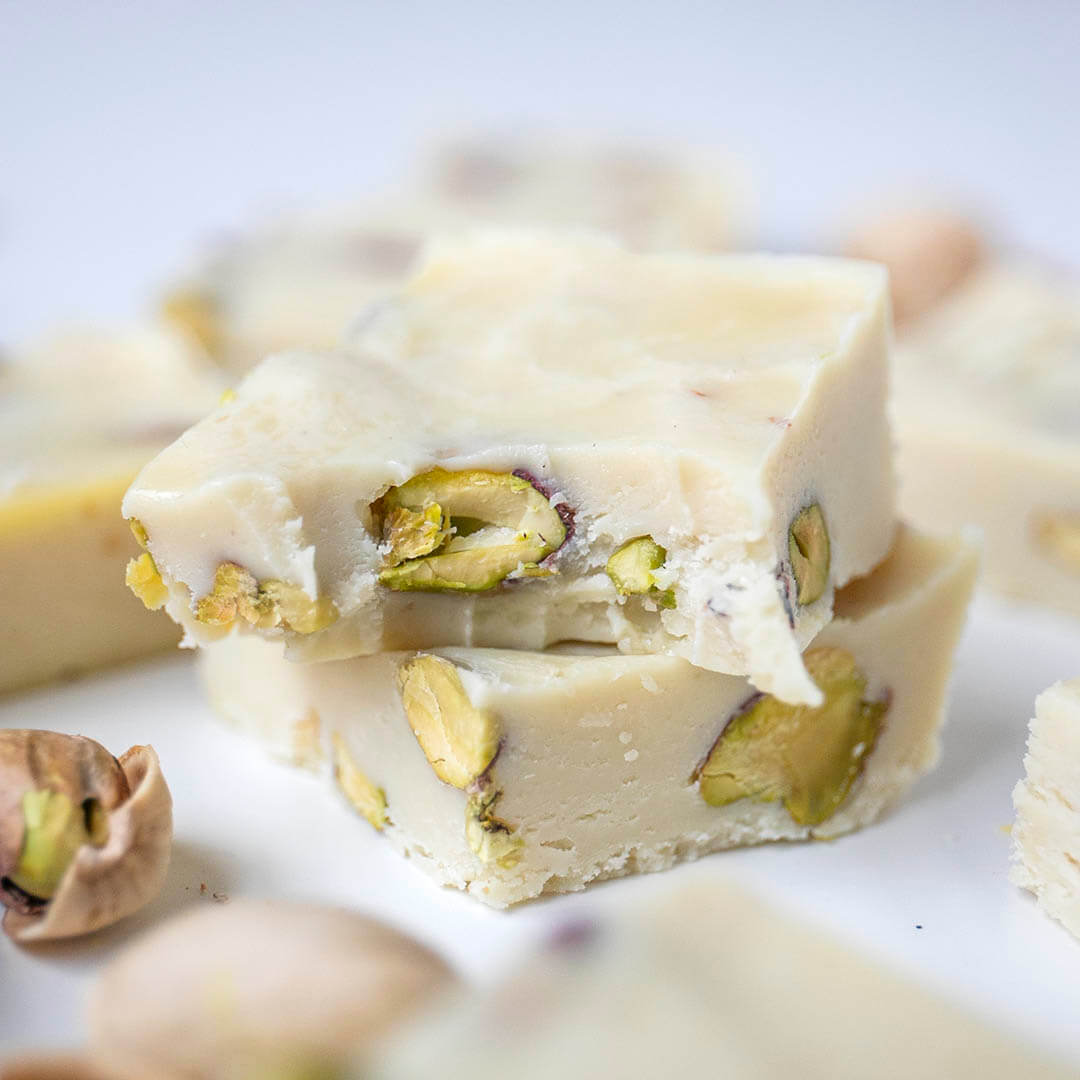 Weißes Low-Carb Schoko Fudge mit Pistazien