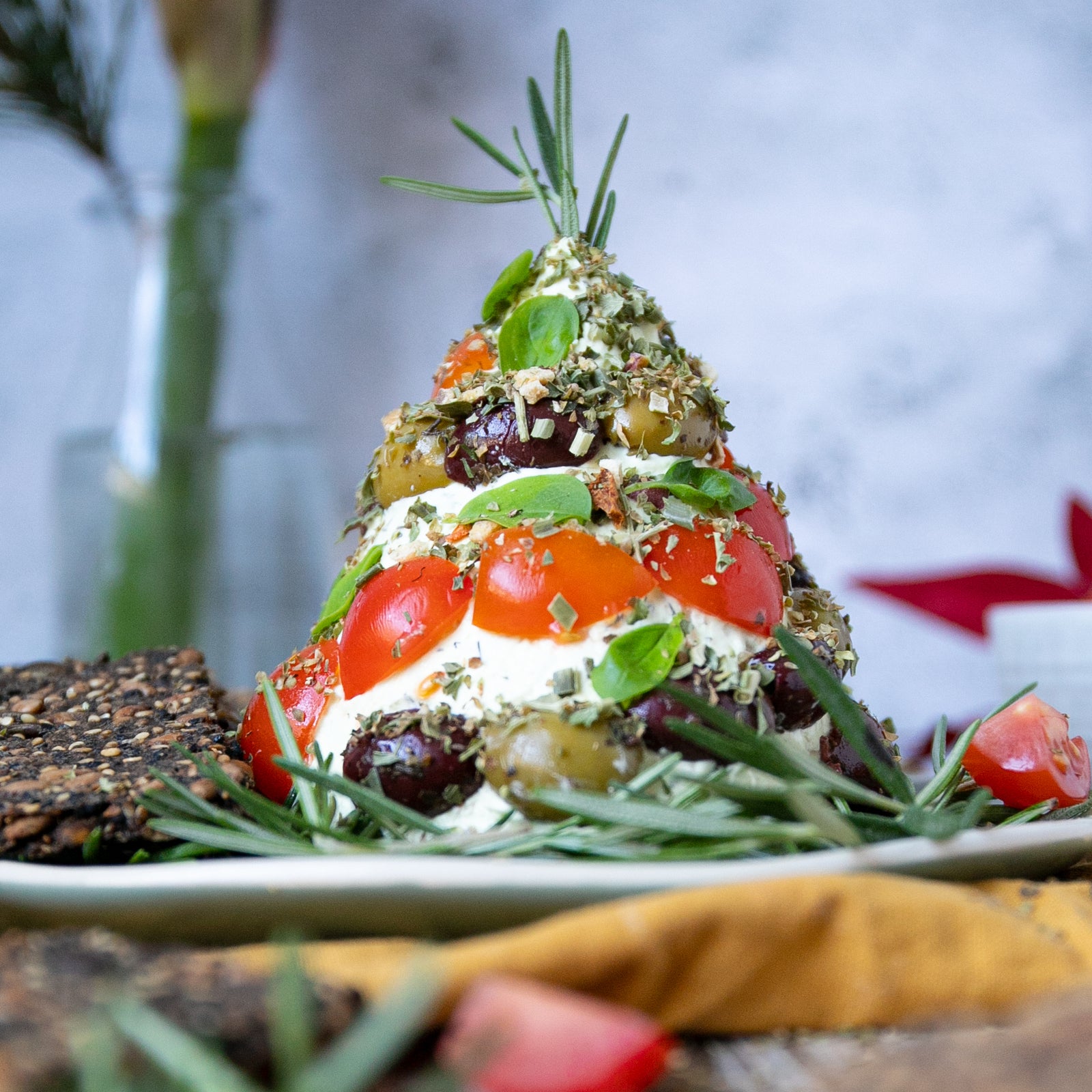 Keto Frischkäse-Weihnachtsbaum zum Dippen
