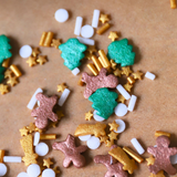 Lebkuchenmänner und goldene Sterne aus dem Streuselmix Merry Gold