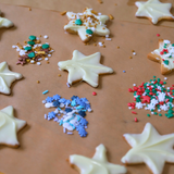 Plätzchen mit zuckerfreien Weihnachts-Streuseln