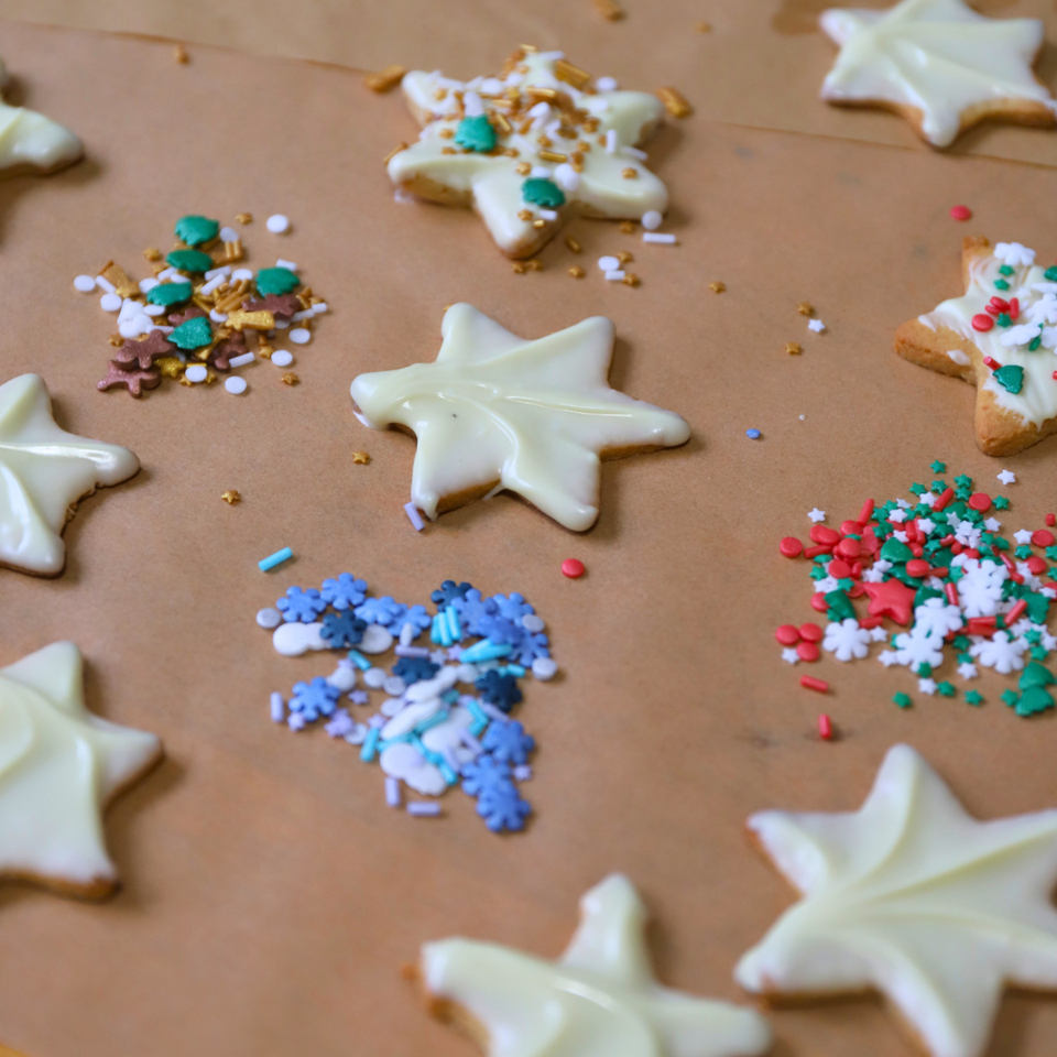 Plätzchen mit zuckerfreien Weihnachts-Streuseln