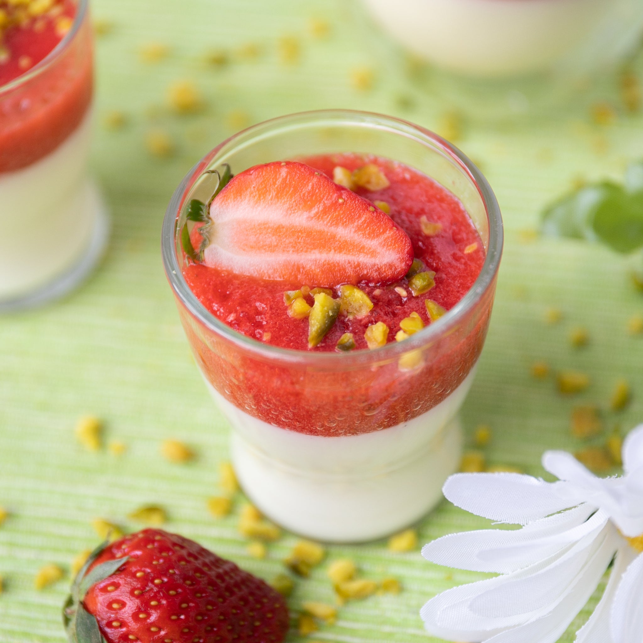 Low-Carb & Keto Panna Cotta mit Erdbeeren