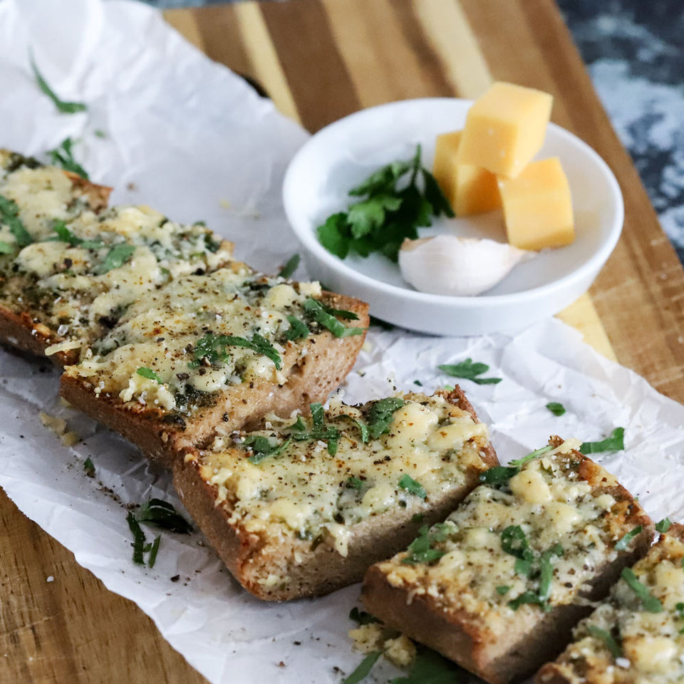 Low-Carb und Keto Cheesy Garlic Bread