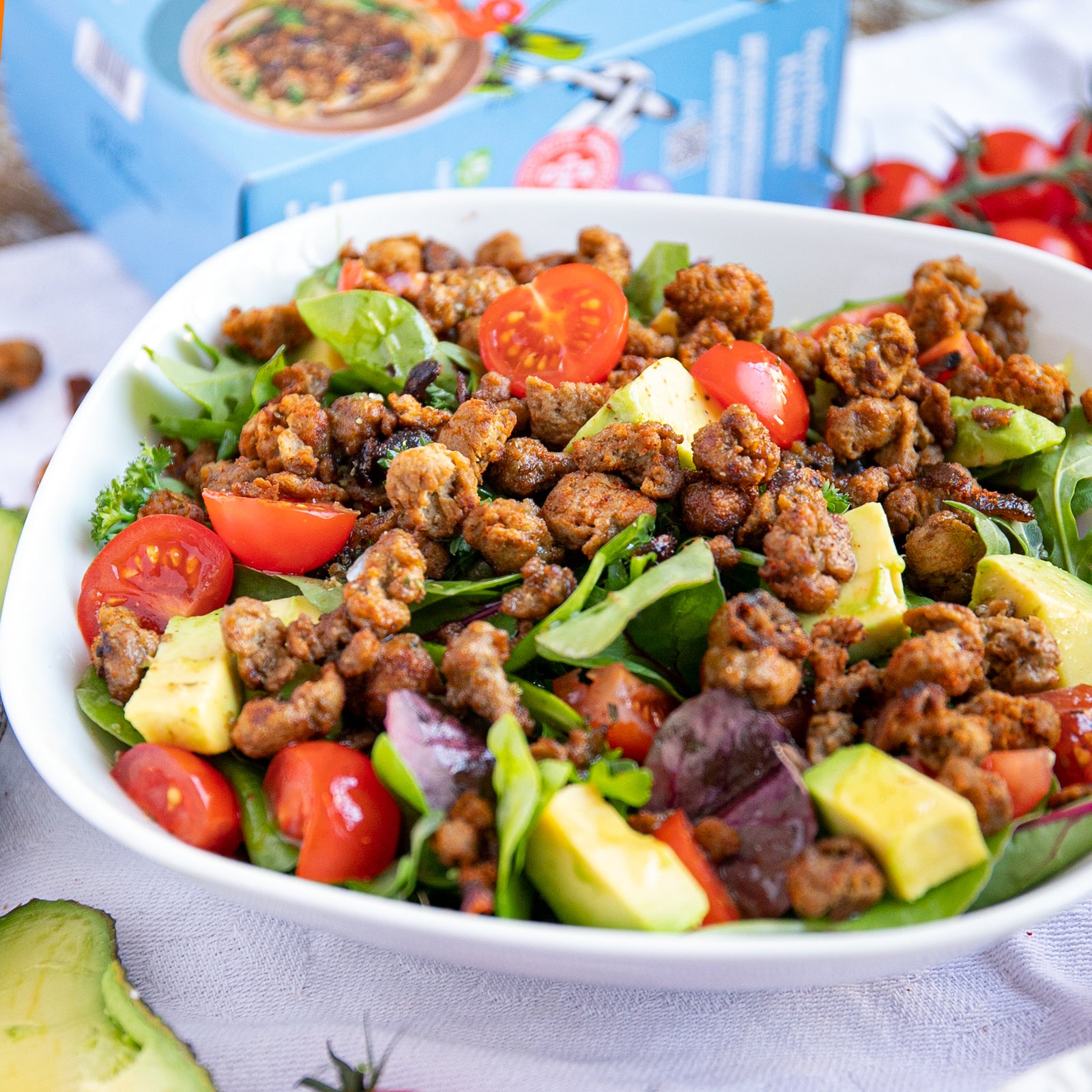 Bunter Keto-Salat mit würzigen Chunks