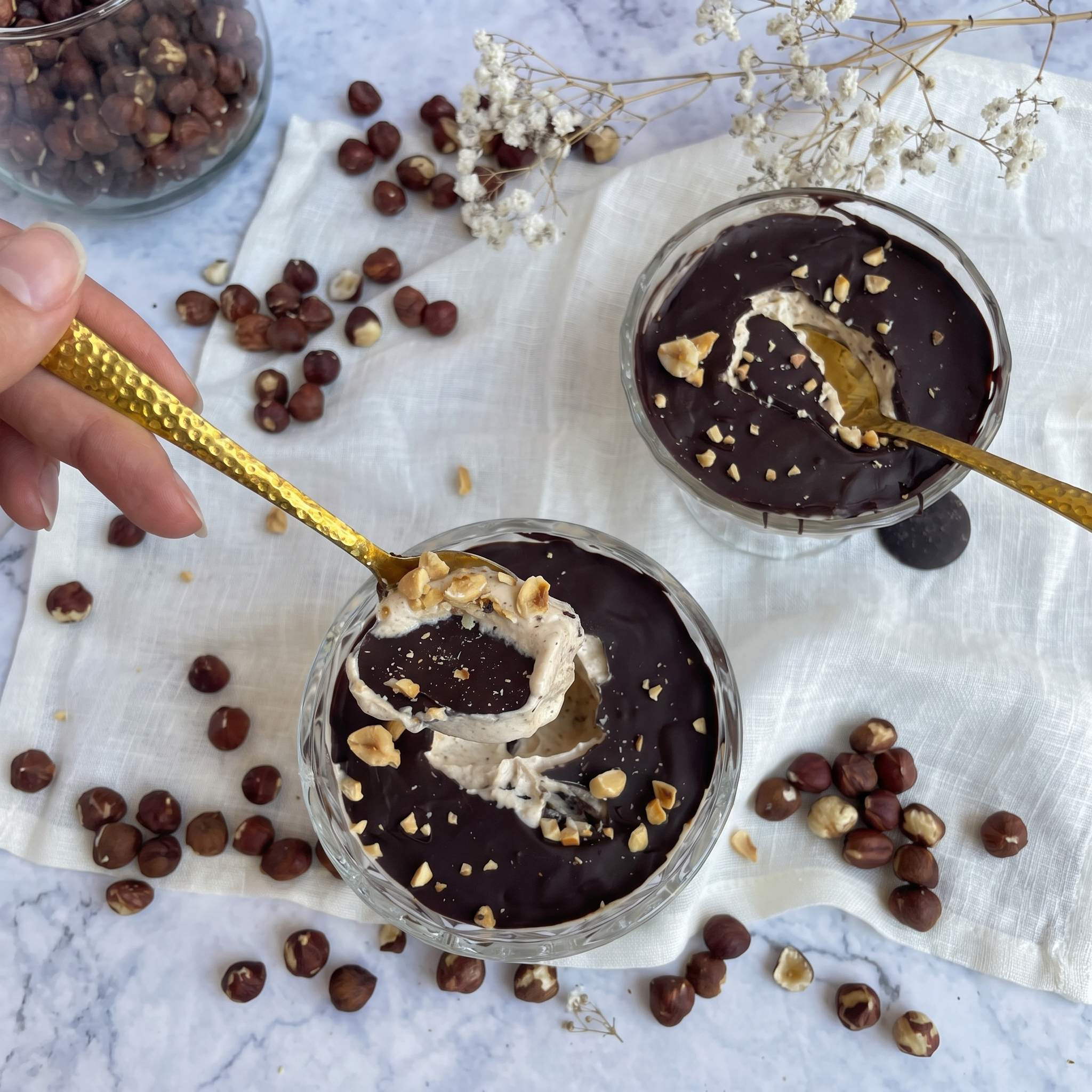 Low-Carb & Keto Haselnuss-Dessert mit Knackschicht
