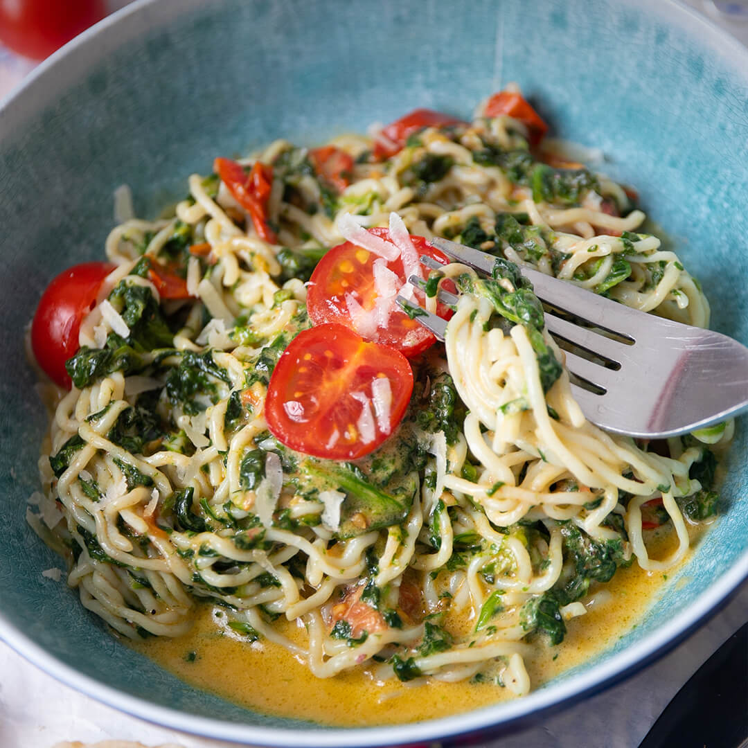 Low-Carb & Keto Spaghetti mit Spinat & Tomaten
